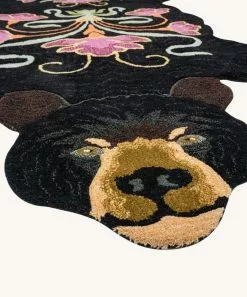 Doing Goods Blooming Zwarte Beer Vloerkleed XL - 1.45.10.093.900.6 -TEXTIEL Winkel doing goods blooming zwarte beer vloerkleed xl 145 2