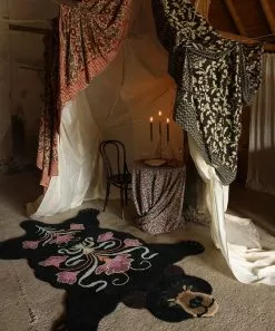 Doing Goods Blooming Zwarte Beer Vloerkleed XL - 1.45.10.093.900.6 -TEXTIEL Winkel doing goods blooming zwarte beer vloerkleed xl 145 3