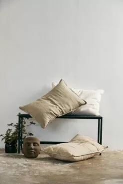 Nordal Vela Kussen Linnen Incl Vulling - Donkerzand -TEXTIEL Winkel nordal vela kussen linnen incl vulling donkerzand 2